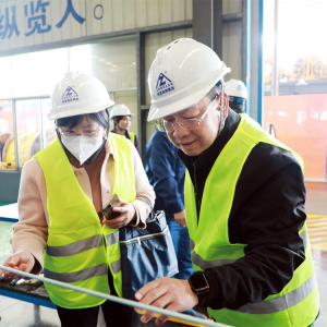 南寧市市場監(jiān)管局黨組書記、局長 李善欽率隊到縱覽集團調(diào)研指導(dǎo) ...